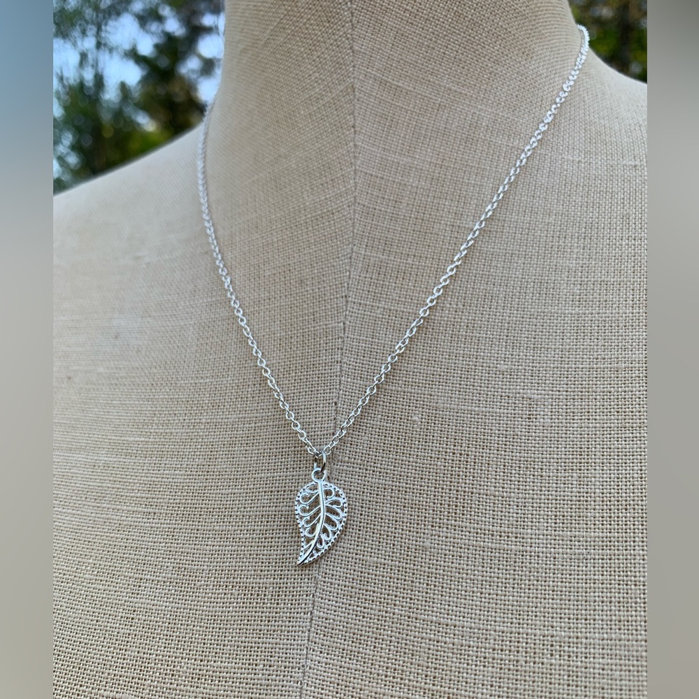 NWT Sterling Silver Plated Chain & Leaf Charm Necklace - Picture 10 of 11